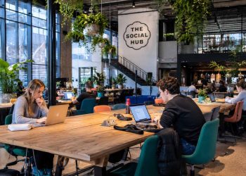 J'ai dormi dans 5 auberges différentes : mon classement 3 Espace de coworking moderne et lumineux au Social Hub d'Amsterdam. Légende: Le Social Hub d'Amsterdam allie design scandinave et espaces de travail optimisés.