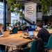 J'ai dormi dans 5 auberges différentes : mon classement 4 Espace de coworking moderne et lumineux au Social Hub d'Amsterdam. Légende: Le Social Hub d'Amsterdam allie design scandinave et espaces de travail optimisés.