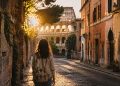 Vue du Colisée de Rome à pied au lever du soleil sans touristes.