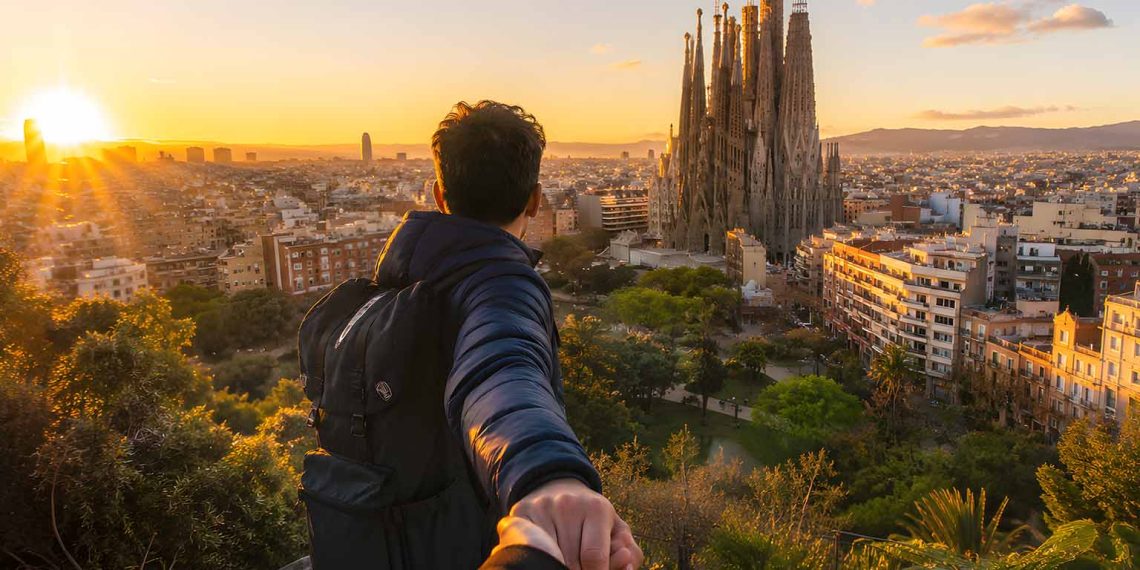 J'ai visité Barcelone avec seulement 350 € : mon budget détaillé et mes astuces (Guide 2026) 1 Une voyageuse avec un sac à dos contemple la ville de Barcelone et la Sagrada Família au lever du soleil.