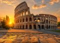 Vue grand angle du Colisée de Rome baigné par la lumière dorée du lever du soleil, illustration pour un guide de voyage réussi sans erreurs logistiques.