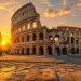 5 erreurs qui ont presque gâché mon voyage à Rome 4 Vue grand angle du Colisée de Rome baigné par la lumière dorée du lever du soleil, illustration pour un guide de voyage réussi sans erreurs logistiques.