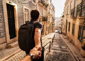 J'ai voyagé en Europe avec seulement un sac à dos : mon retour d'expérience, budget et conseils (Guide 2026) 2 Voyageur portant un unique sac à dos technique de voyage dans une rue pavée historique d'une ville européenne.