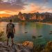 J'ai voyagé seul en Thaïlande : récit, budget et tous mes conseils (Guide 2026) 6 Voyageur solo contemplant le coucher de soleil sur les falaises de Railay Beach en Thaïlande.